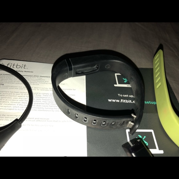 Fitbit with 4 changeable bands, used 1 black only - Picture 2 of 2